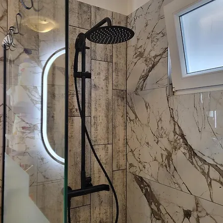 Moona Udaljen 10 Min Setnje Od Palace, Rive I Plaze Apartmán