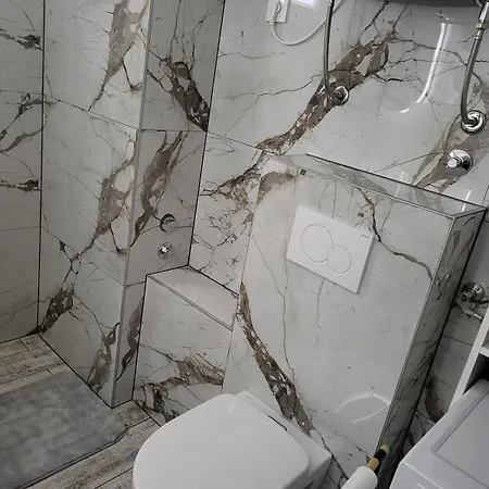 Moona Udaljen 10 Min Setnje Od Palace, Rive I Plaze דירה *